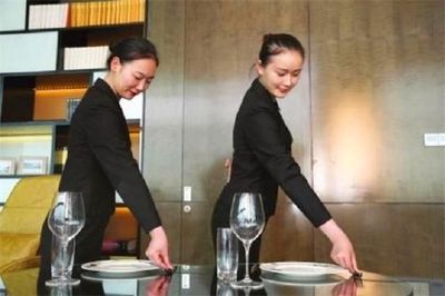 她是“國宴級服務員”，為各國宴會服務3次，一般酒店請不動她！